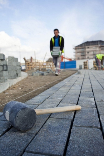 Photo de reportage réalisée sur un chantier de revêtements en pierres naturelles à Meaux. Reportage photo commandé par l'agence Pasodoble. Ursula Kurtz, Architecte Paysagiste. | Philippe DUREUIL Photographie