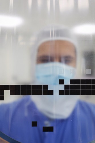Portrait métier d'un opérateur au travail en salle blanche. | Philippe DUREUIL Photographie