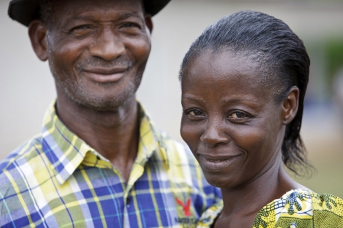 Portrait d'un couple de fermier, planteur de café, en Côte d'Ivoire. Photographie de portrait de la vie quotidienne commandée par Nescafé®. | Philippe DUREUIL Photographie
