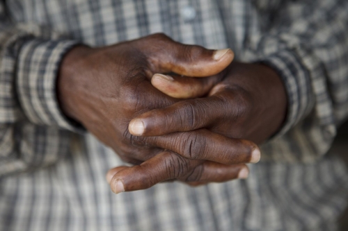 Photographie de détail de mains d'un planteur de café en Côte d'Ivoire | Philippe DUREUIL Photographie