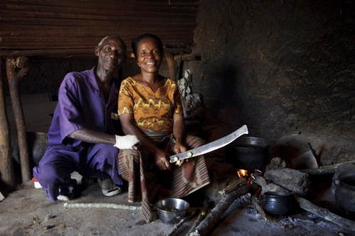 Couple de planteur à la cuisine près du feu. Photographie de portrait de la vie quotidienne commandée par Nescafé®. | Philippe DUREUIL Photographie