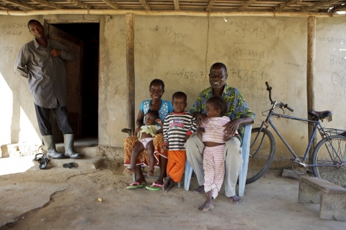 Photographie d'une famille de planteurs de café devant leurs maison. | Philippe DUREUIL Photographie