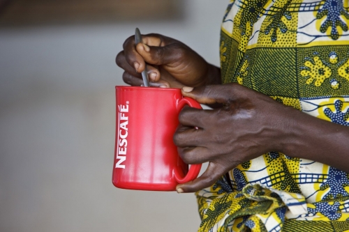 Homme tenant une tasse de nescafé® | Philippe DUREUIL Photographie