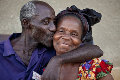 Couple de planteur de café amoureux. Photographie de portrait réalisée en Côte d'Ivoire. | Philippe DUREUIL Photographie