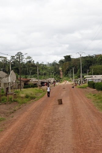 Route principale d'un village de brousse, photo de reportage réalisée pour Nescafé® en Côte d'Ivoire. | Philippe DUREUIL Photographie