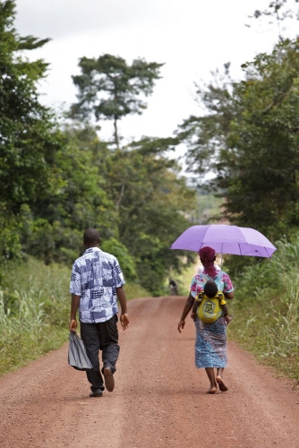 Piste dans la brousse. Photographie de reportage réalisée pour Nescafé® en Côte d'Ivoire. | Philippe DUREUIL Photographie