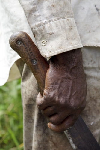 Photographie d'illustration réalisée pour Nescafé® en Côte d'Ivoire. Machette dans la main d'un planteur de café. | Philippe DUREUIL Photographie