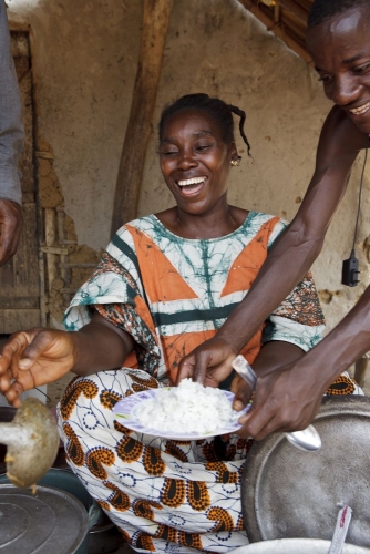 Petit restaurant au marché d'un village de brousse. Reportage photographique réalisé pour Nescafé® en Côte d'Ivoire. | Philippe DUREUIL Photographie