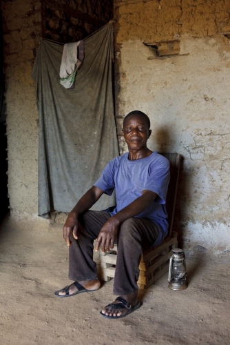 Portrait d'un planteur de café devant sa maison. Photographie de commande réalisé pour Nescafé®. | Philippe DUREUIL Photographie