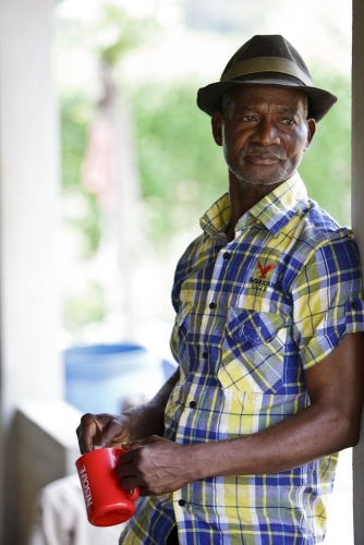 Portrait d'un homme devant sa maison. Photographie de commande réalisé pour Nescafé®. | Philippe DUREUIL Photographie