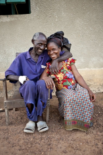 Un planteur de café et sa femme assis devant leurs maison, Côte d'Ivoire. Photographie de commande réalisé pour Nescafé®. | Philippe DUREUIL Photographie
