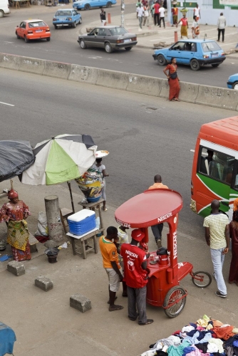 Reportage photographique réalisé pour Nescafé® à Abidjan, Côte d'Ivoire. Photo d'un Pushcart. | Philippe DUREUIL Photographie