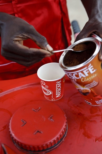 Reportage photo réalisé pour Nescafé® à Abidjan, Côte d'Ivoire. Photo d'un vendeur en pushcart. | Philippe DUREUIL Photographie