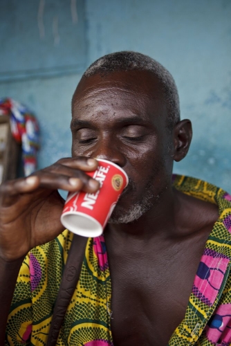 Portrait d'un homme buvant un café nescafé® dans un gobelet. | Philippe DUREUIL Photographie