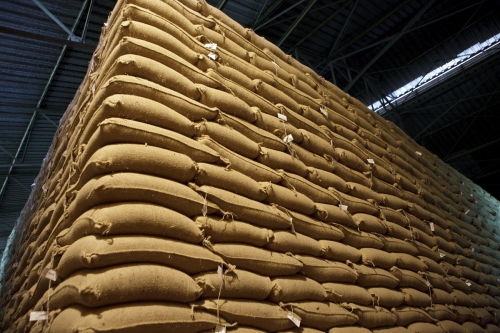 Stock de sacs de café vert. Photographie industrielle réalisée pour Nescafé® à la fabrique d'Abidjan, Côte d'Ivoire. | Philippe DUREUIL Photographie