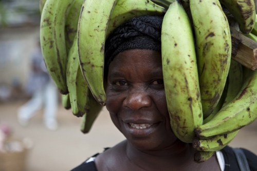 Femme portant des bananes plantains sur la tête, Accra Ghana | Philippe DUREUIL Photographie