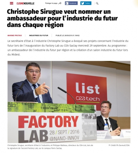 Photographie de reportage événementiel. Le secrétaire d’Etat à l’industrie Christophe Sirugue avec Monsieur Philippe Watteau lors de l’inauguration de Factory Lab au CEA sur le campus de Paris Saclay. | Philippe DUREUIL Photographie