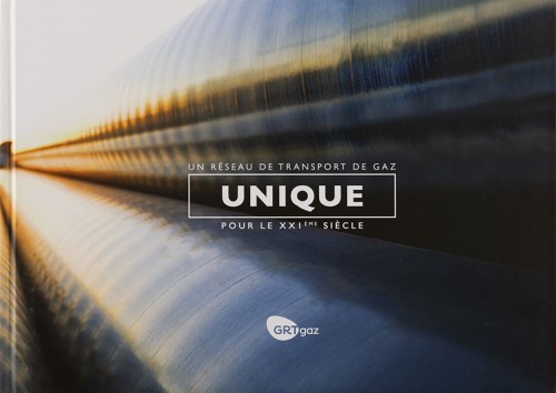 Couverture du livre " Un réseau de transport de Gaz unique pour le XXI ème sciècle" NaTran ex GRTgaz. Photographie artistique de tubes de gazoduc réalisée en reportage. Conception & réalisation du livre : Agence M STORIES. | Philippe DUREUIL Photographie