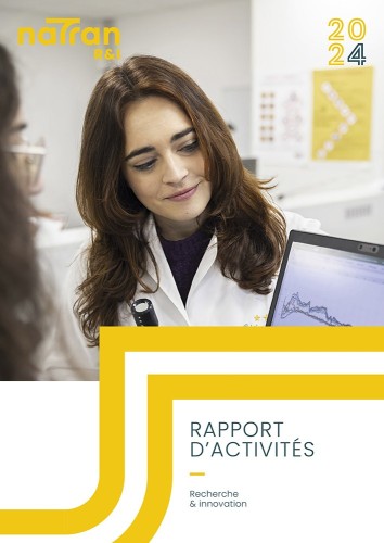 Couverture du rapport d'activité de NaTran R & I 2024. Portrait métier d'une femme au travail dans un laboratoire. | Philippe DUREUIL Photographie