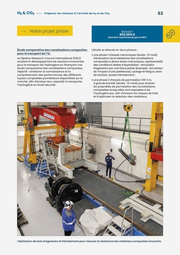 Page intérieure du rapport d'activité de NaTran R & I 2024. Une femme et un homme réalise des tests dans un laboratoire de mesures. | Philippe DUREUIL Photographie
