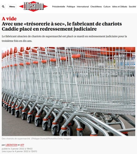 Photographie de chariots de marque Caddie sur le parking d'un supermarché. Illustration d'un article publié par Libération et l'AFP sur Internet | Philippe DUREUIL Photographie