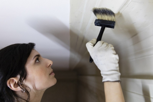 Portrait d'une femme peintre décoratrice sur le chantier de restauration du Théâtre du Châtelet à Paris | Philippe DUREUIL Photographie