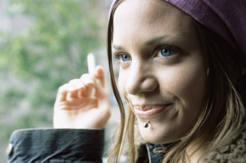 Femme qui fume avec un piercing au menton | Philippe DUREUIL Photographie
