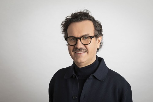 Portrait corporate d’un homme réalisé en studio par un photographe spécialisé en portrait professionnel. Cette photographie met en valeur une image de dirigeant moderne et accessible, idéale pour LinkedIn, site d’entreprise ou communication corporate. En tant que photographe de portrait corporate, je crée des images professionnelles qui renforcent la crédibilité, la confiance et l’identité de marque des entrepreneurs et des équipes. | Philippe DUREUIL Photographie