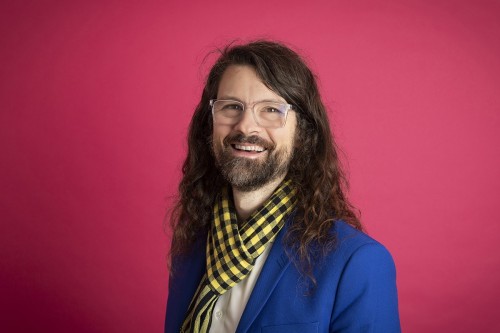 Portrait corporate. Photo de portrait de profil réseaux sociaux réalisée en studio à Paris. | Philippe DUREUIL Photographie