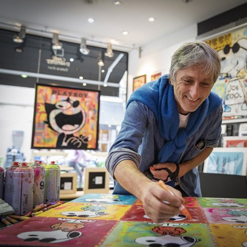 reportage photo sur l'artiste peintre Kikayou à l'œuvre dans une galerie d'art "Carré d'Artiste" à Paris. | Philippe DUREUIL Photographie