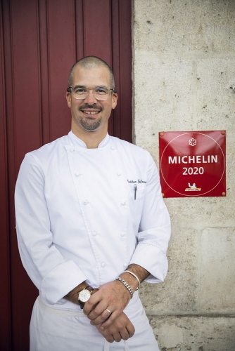 Photographie de portrait du chef étoilé Tristan Robreau devant son restaurant Le Lièvre Gourmand à Orléans | Philippe DUREUIL Photographie