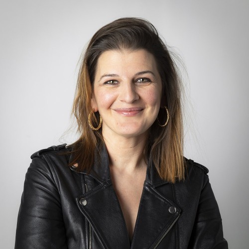 Portrait corporate femme casual souriante. | Philippe DUREUIL Photographie