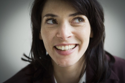 Portrait corporatif d'une femme souriante | Philippe DUREUIL Photographie