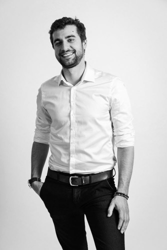 Portrait corporate d'un homme souriant. Photo noir & blanc en studio. | Philippe DUREUIL Photographie
