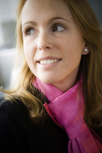 Photo de portrait d'une femme souriante en entreprise | Philippe DUREUIL Photographie