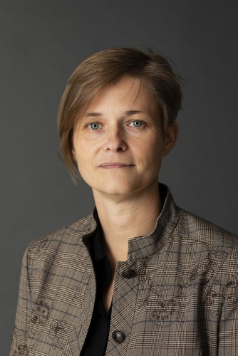 Portrait en studio de Cerise Rolin, Gérante et Paysagiste de l'agence Terabilis | Philippe DUREUIL Photographie