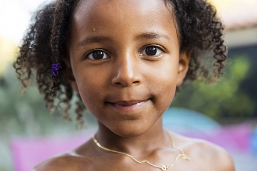 Portrait d'une jeune fille métis réalisé en extérieur en lumière naturelle | Philippe DUREUIL Photographie