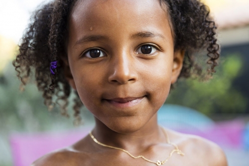Portrait d'une jeune fille métis réalisé en extérieur en lumière naturelle. | Philippe DUREUIL Photographie