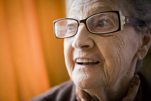 Portrait d'une femme âgée souriante | Philippe DUREUIL Photographie