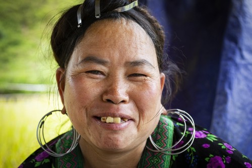 Portrait d'une femme appartenant à la minorité des hmong noir - Région de Sapa au Vietnam | Philippe DUREUIL Photographie