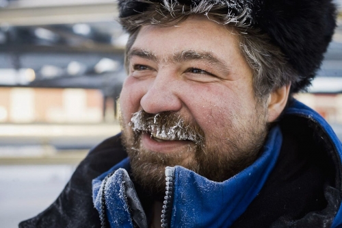 Portrait d'un homme au travail avec chapka en Sibérie l'hiver | Philippe DUREUIL Photographie