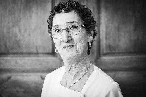 Portrait d'une animatrice en Ehpad. | Philippe DUREUIL Photographie