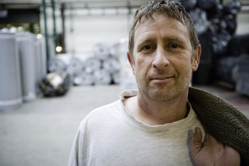 Portrait d'un ouvrier quittant l'usine après avoir terminé sa journée, UK | Philippe DUREUIL Photographie