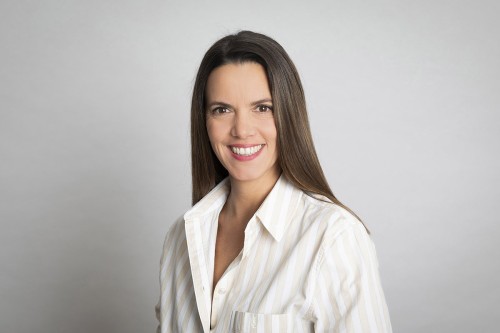 Photo de portrait corporate en studio à Paris, portrait de profil pour Linkedin. | Philippe DUREUIL Photographie