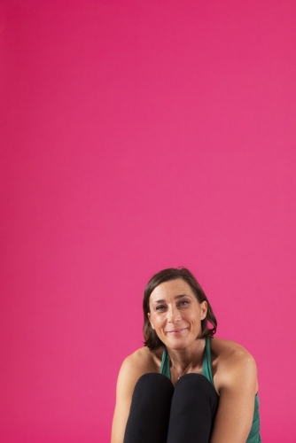 Portrait d'une femme en studio sur fond rose | Philippe DUREUIL Photographie