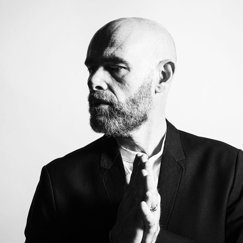 Portrait artistique en noir et blanc de l'artiste plasticien Jean-François CHARLOT. Photo de portrait réalisée en studio à paris. | Philippe DUREUIL Photographie