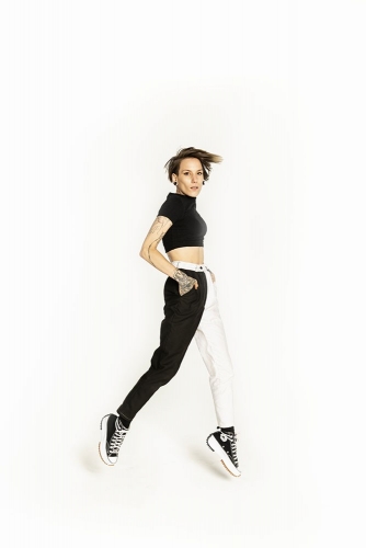 Portrait en pied d'une jeune femme en studio. Artiste : Marion Lacouture. | Philippe DUREUIL Photographie