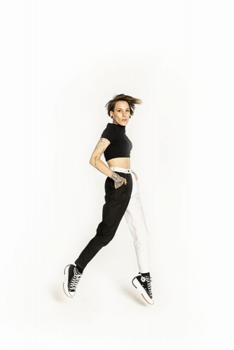 Portrait en pied d'une jeune femme en studio. Artiste : Marion Lacouture | Philippe DUREUIL Photographie