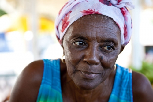 Portrait d'une commerçante Saint-Martinoise. Annonceur : Office du Tourisme de l'Île Saint-Martin. Agence : Horizon Bleu. | Philippe DUREUIL Photographie