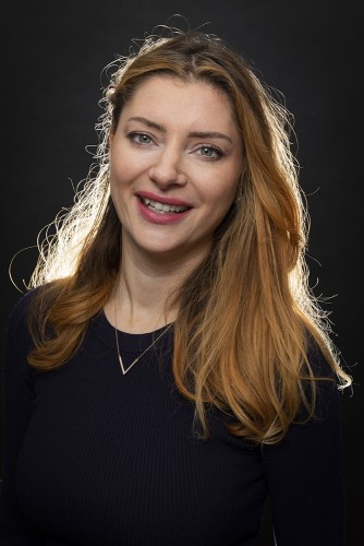 Portrait corporate en sudio avec un effet de contre-jour. | Philippe DUREUIL Photographie